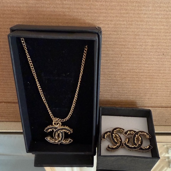 🛑 SOLD 🛑 Chanel 🖤 black enamel pendant necklace 18” • excellent condition - Picture 4 of 7